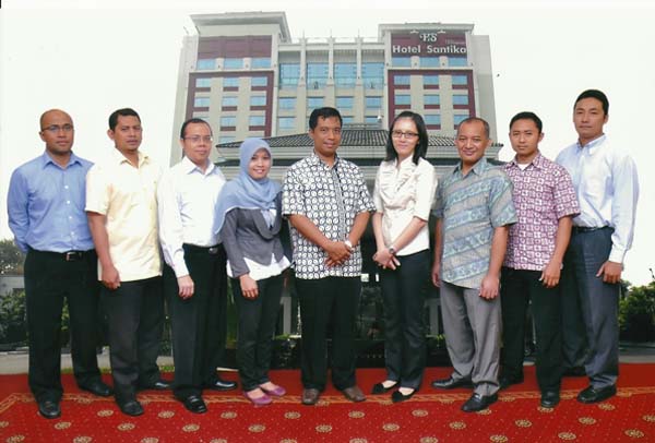 foto bersama dengan peserta training ESINDO DI HOTEL SANTIKA JK