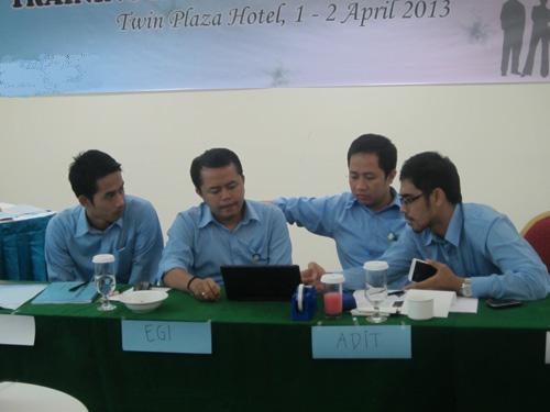 serius mengerjakan tugas