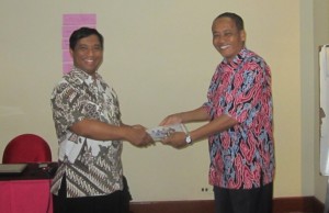 peserta menerima sertifikat