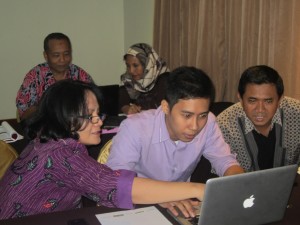 peserta serius berlatih