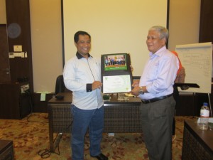 penyerahan sertifikat ke peserta (1)