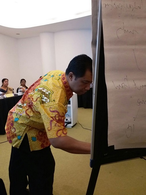 narasumber memberikan materi